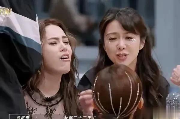 王心凌阿Sa同框太狠！42岁穿百褶裙像高中生 158cm显高公式被疯传