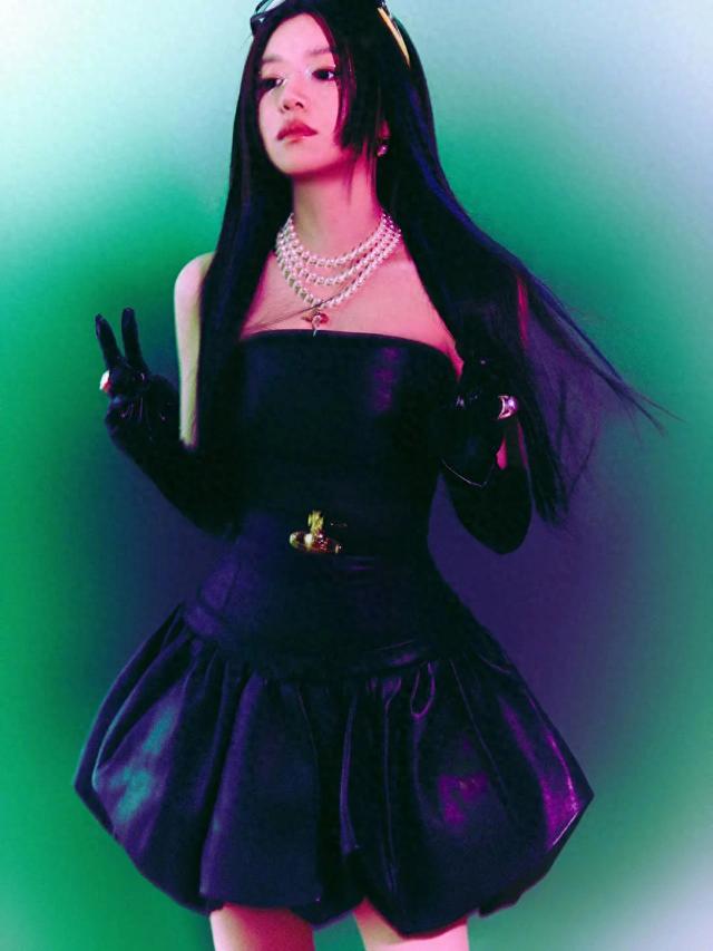 陈妍希黑色抹胸裙，双臂舒展身材婀娜，陈晓看到会否有一丝悔意