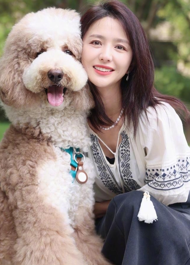 佟丽娅分享和大狗狗合照，和狗狗贴贴好温柔有爱啊