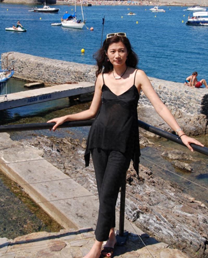 父亲是上海知名演员，她却为爱隐退赴美生子，如今二婚风光不再