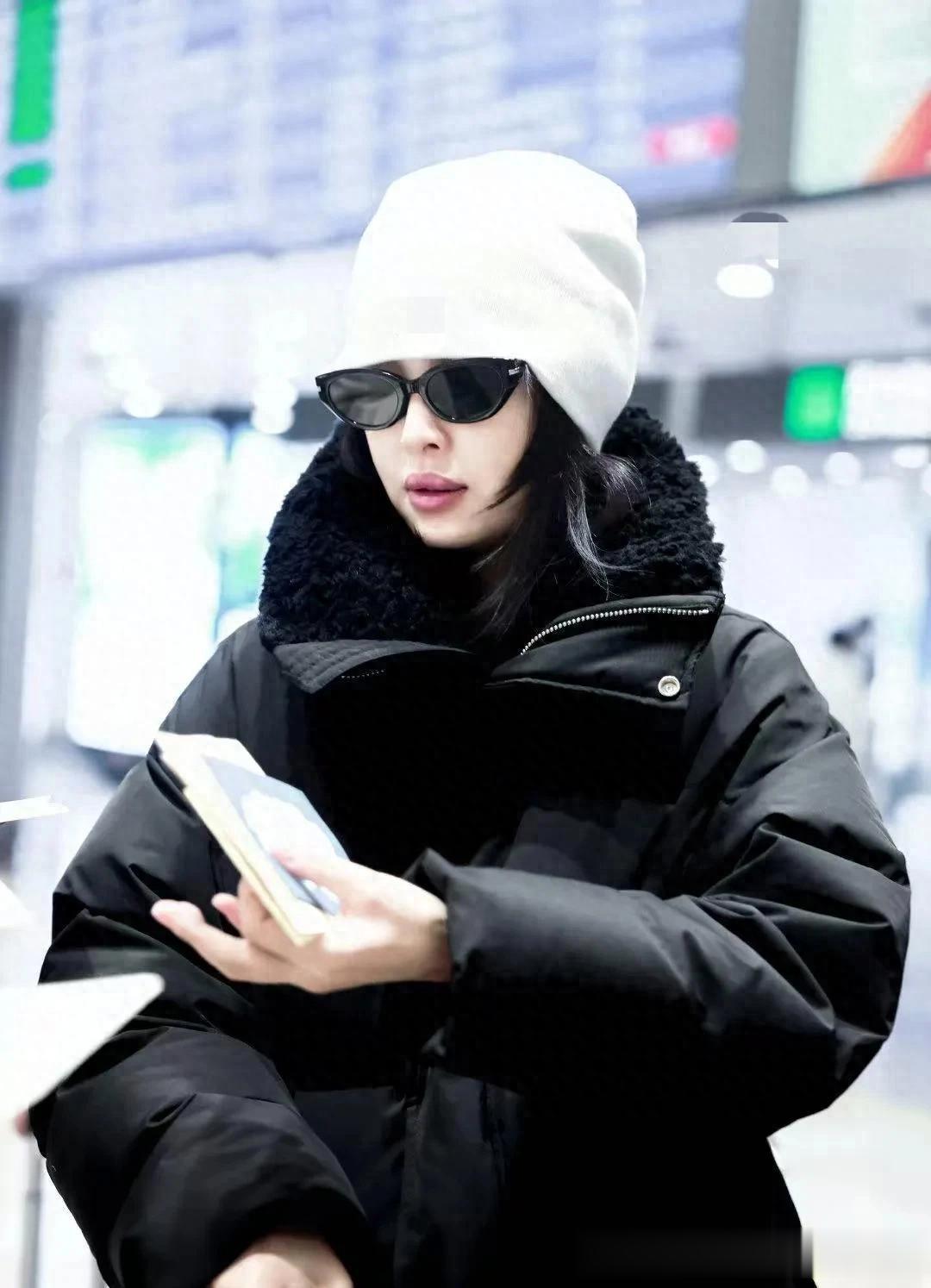 辛芷蕾机场私服真时髦！黑色羽绒服+牛仔裤+毛线帽，减龄又高级！
