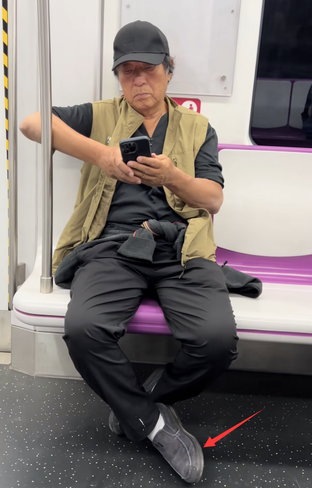 76岁牛群坐地铁被偶遇！满头白发老态尽显，变化太大难认出