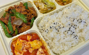 工地搬砖点了份盒饭，老板非凡不给我送，还打电话追着我骂：滚！臭苦力你吃泔水去吧！