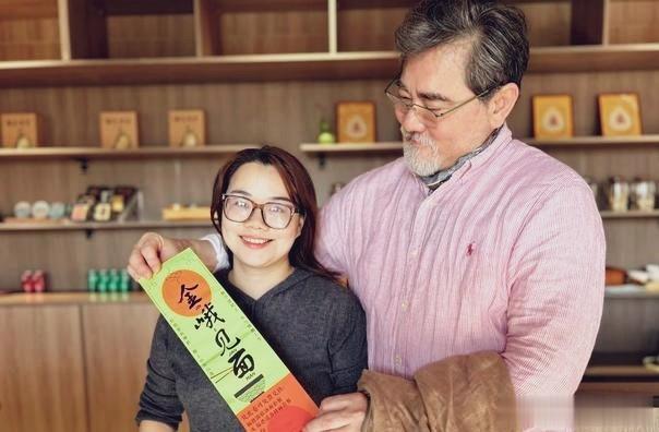 昔日男神崩塌？赵文瑄旅游被偶遇，身材走形成油腻大叔