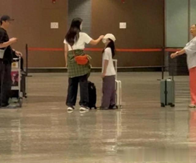 汤唯一家四口被偶遇,女儿长发飘飘好女神,金泰勇看妻女眼神宠溺