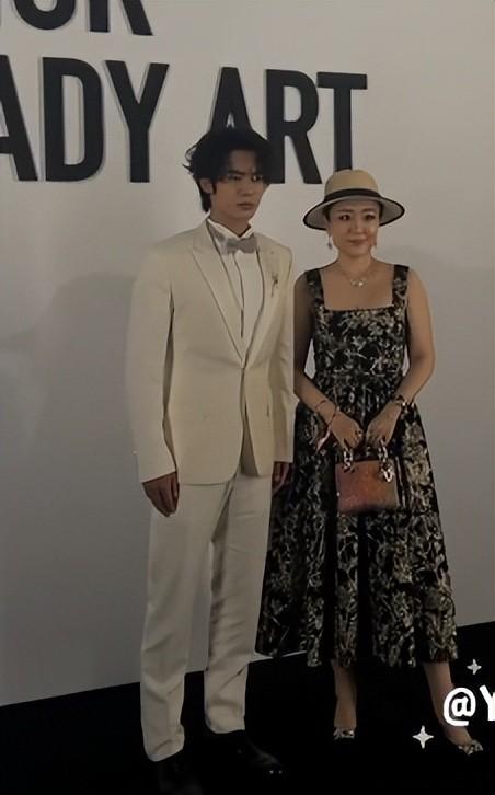 迪奥周年展:李冰冰排骨胸,朱珠全裹太保守,郑钦文肌肉背太敢露