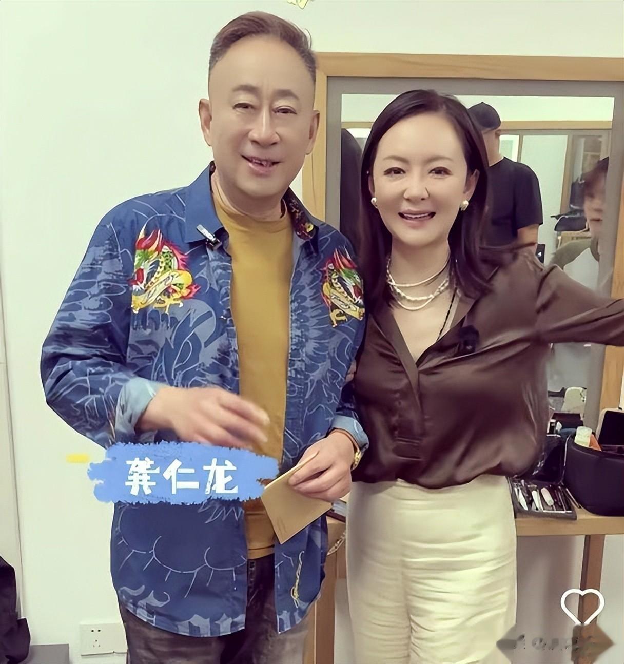 他是上海滑稽名家，前妻嫁给了同事，他娶小 30 岁娇妻，如今怎样了