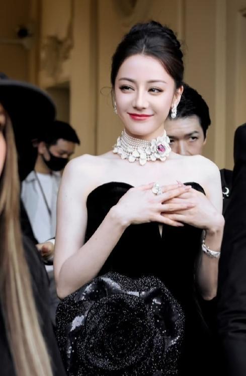 热巴去巴黎被夸爆了：生图被夸美神降临，动图被赞在逃公主