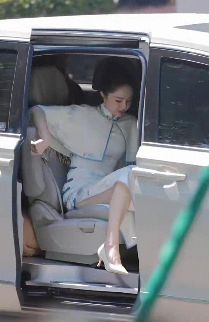 董璇穿白旗袍下车,身材脸蛋在线装嫩,45岁活成了女生羡慕的样子
