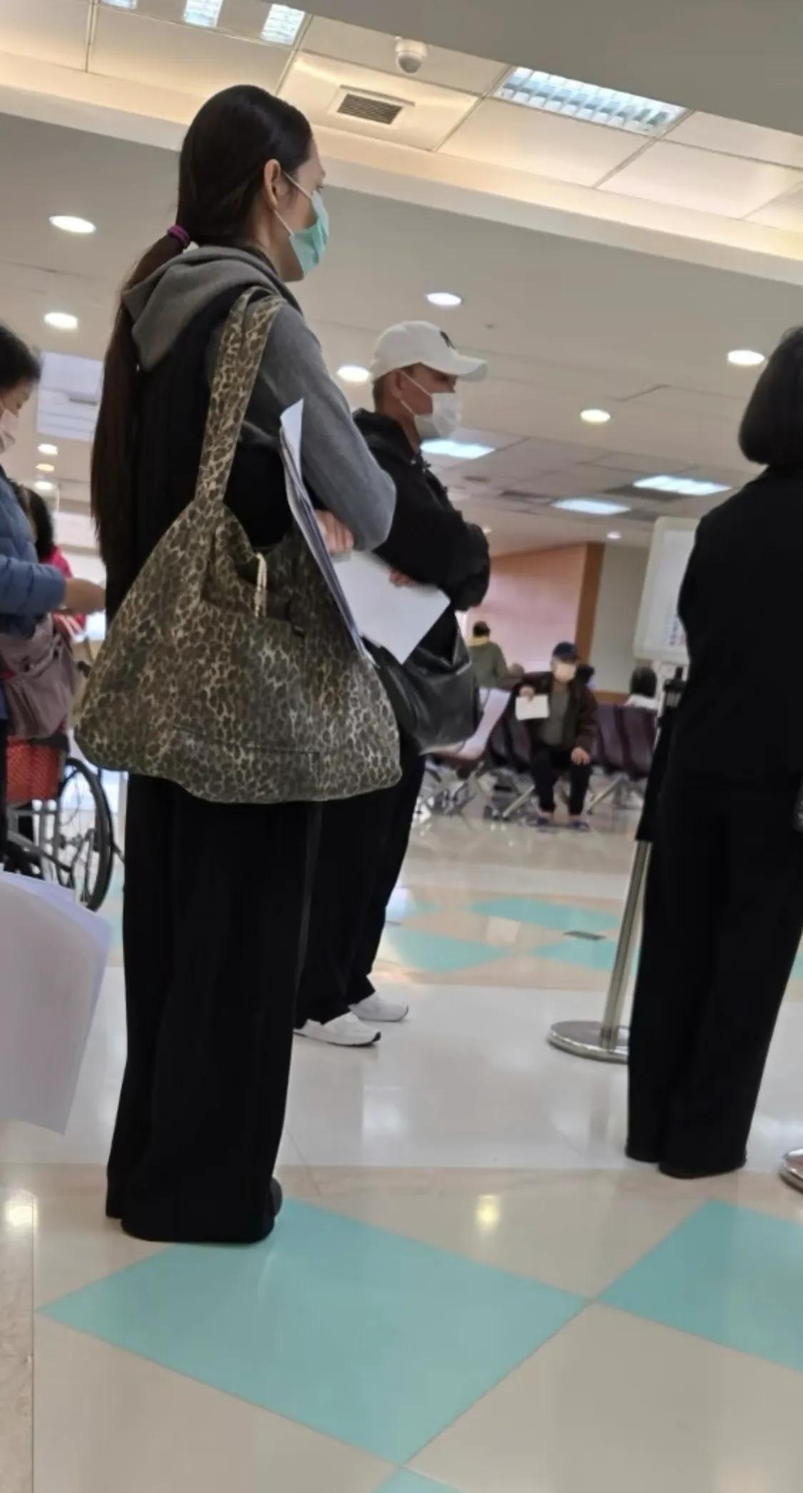 郭碧婷独自带两个孩子买家电，她穿的衣服全是褶，一脸疲惫很显老