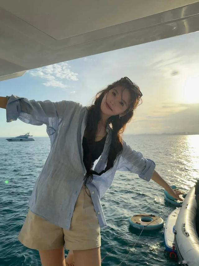 章若楠海边写真图