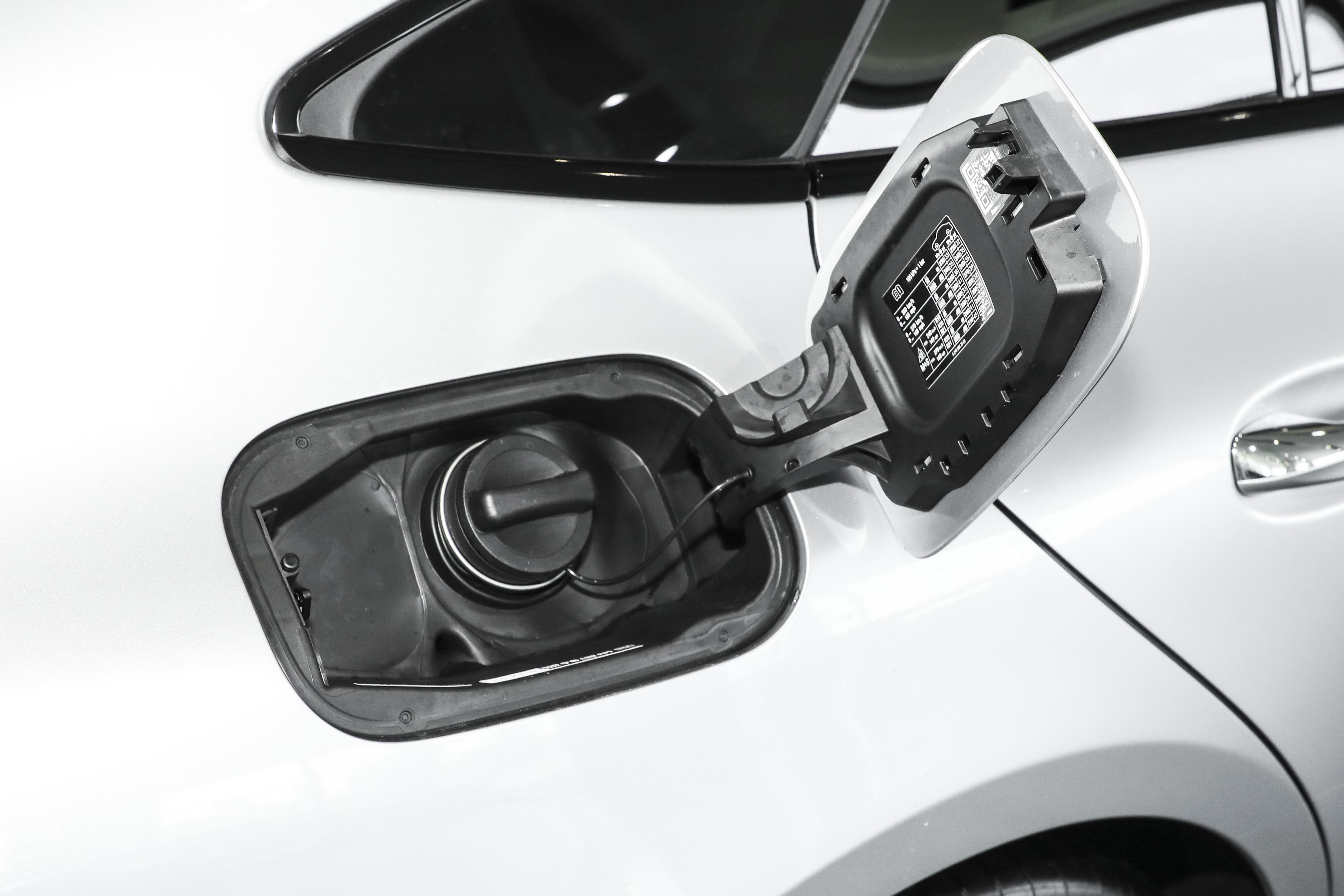 2025 款奔驰 AMG GT 两款车型 高频场景适配与选购建议