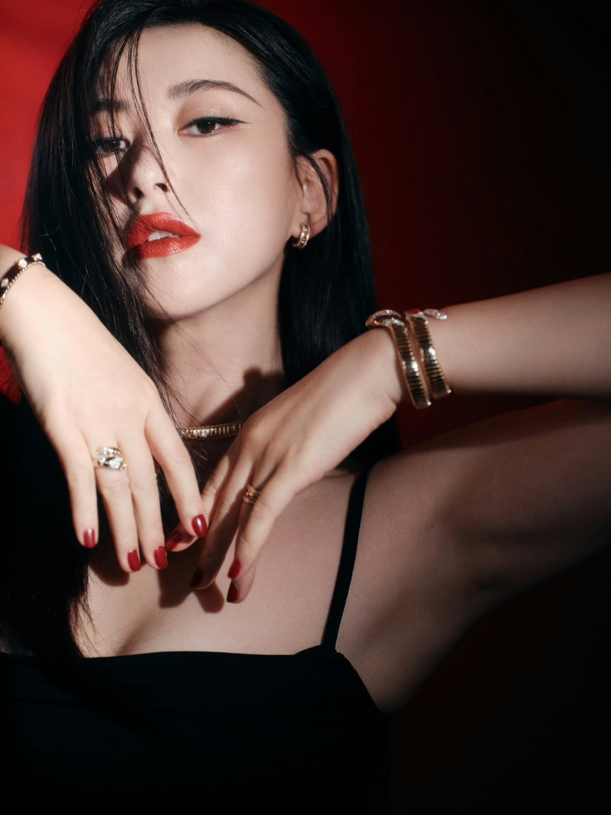 朱珠，红唇黑裙，松弛利落，微醺的优雅 ???