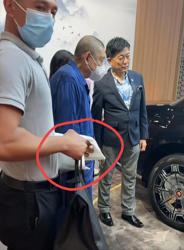 刘銮雄外出逛街买车，配备2名保镖显排面！嫌1000万红旗车太便宜