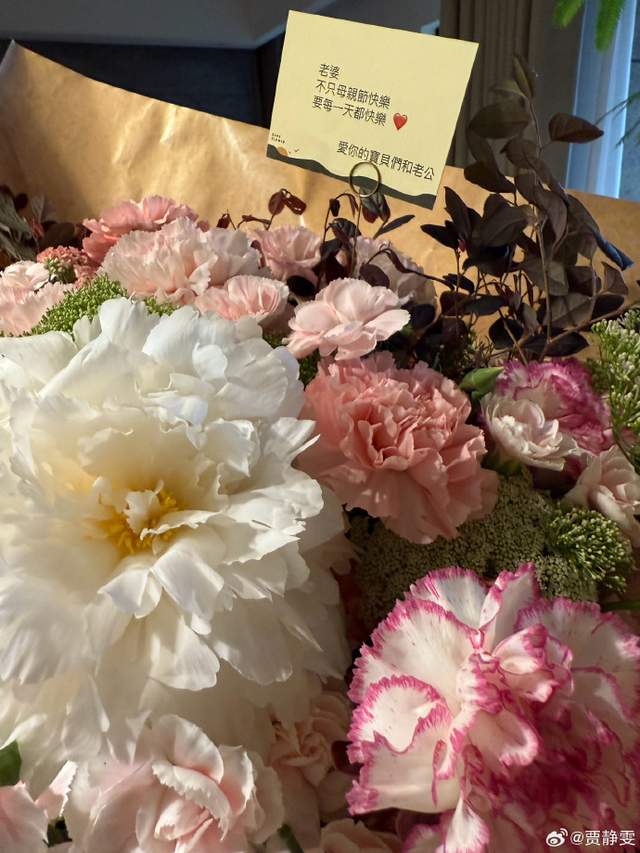 贾静雯晒全家福甜炸了！母女同框个个都漂亮，咘咘身高直逼姐姐！