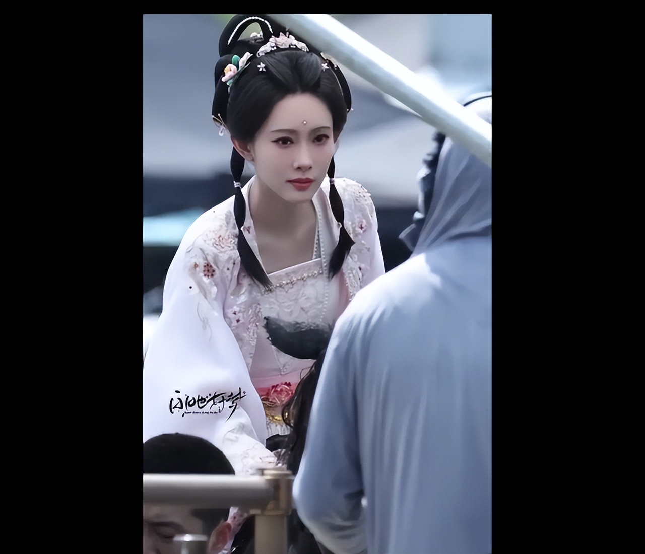 孟子义粉色古装亮相，发间簪花，美艳无比！