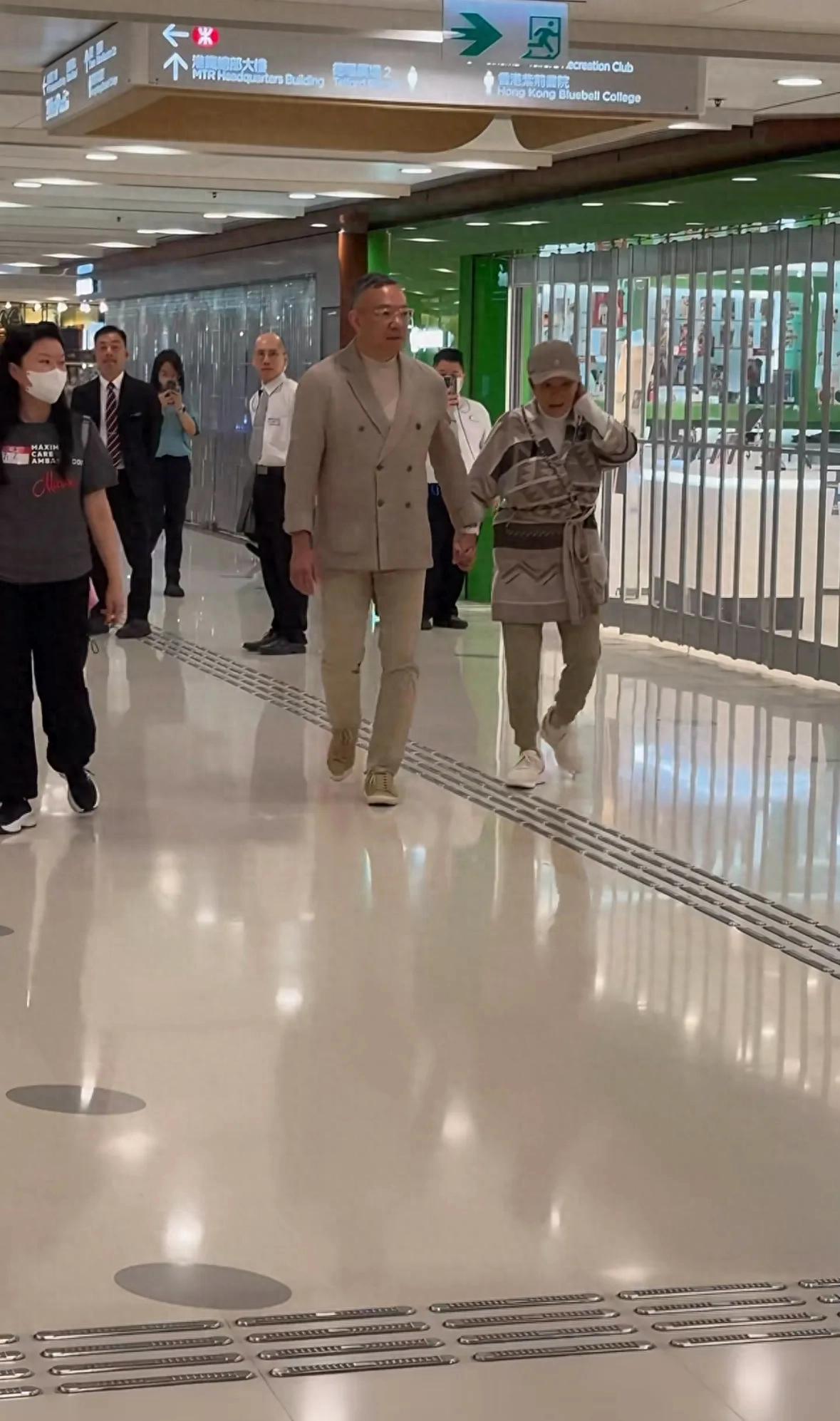 相差15岁！亿万富婆满头银发，帅气丈夫紧握她手逛街被偶遇