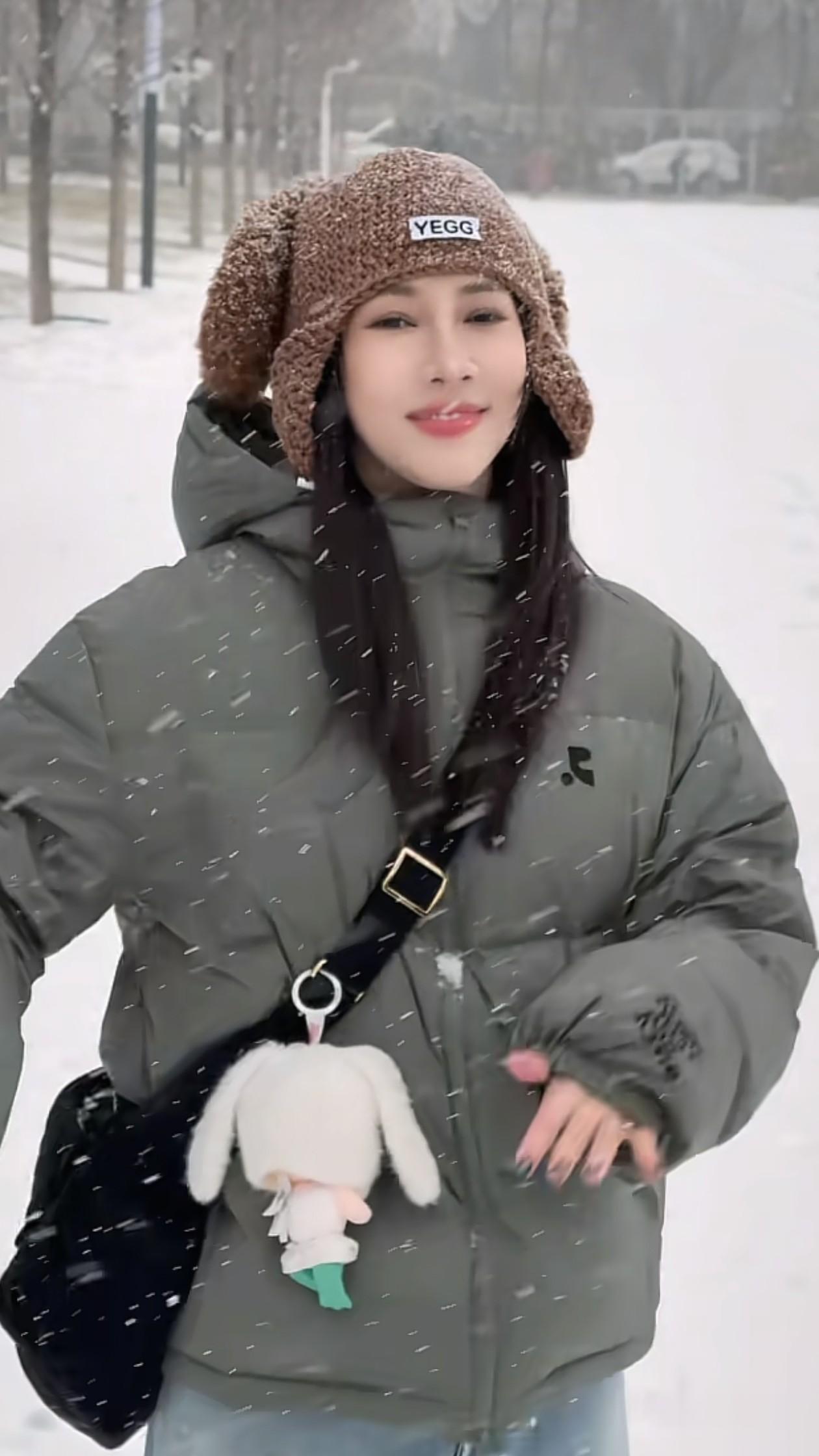 39岁弦子雪天穿搭：棉帽+羽绒服，保暖又时尚，嫩得像29岁