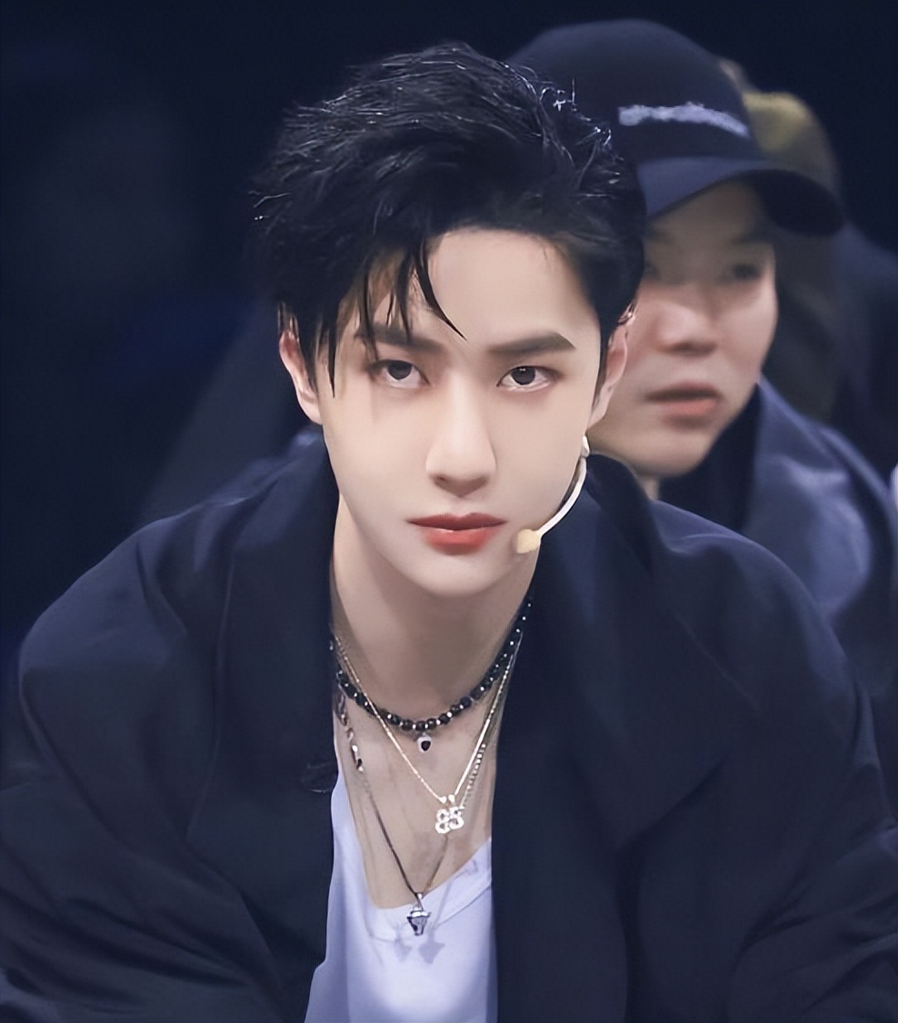 把女友藏行李箱传闻真相大白一年，官媒点名王一博，赵丽颖没说错