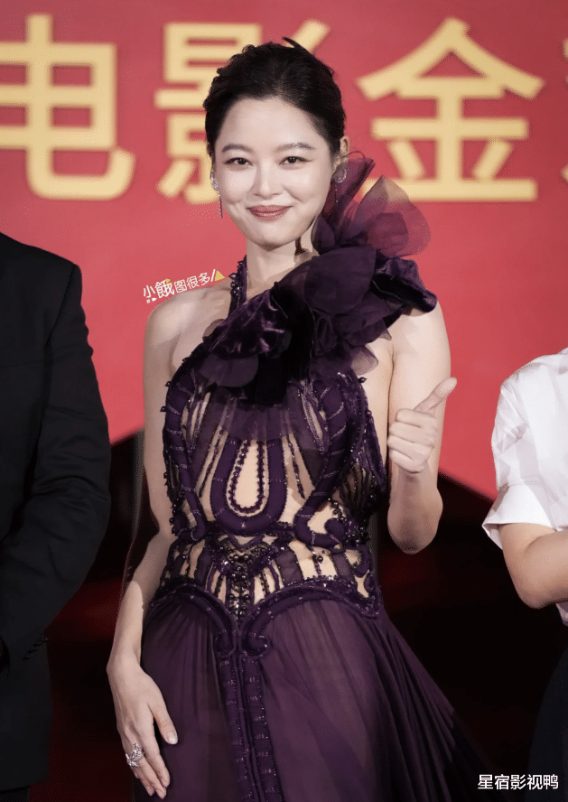 金鸡奖这晚,咏梅的露背礼服惊艳全场,秒了倪妮和宋佳