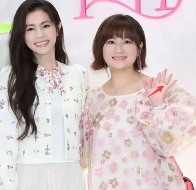 任家萱参加朋友婚礼，穿粉色宽松碎花裙，鼻子变大，疑似怀二胎