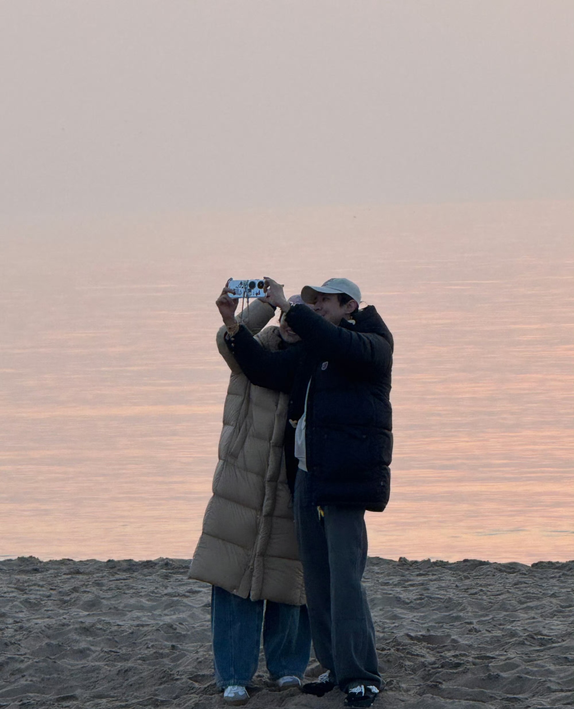 网友偶遇张维伊接小酒窝放学,两人相处得真好,董璇爸爸也在
