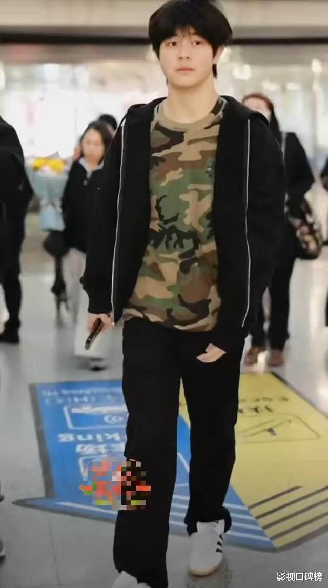 胡可和沙溢去机场接儿子,14岁安吉身高超180,瘦身后比爸爸还帅