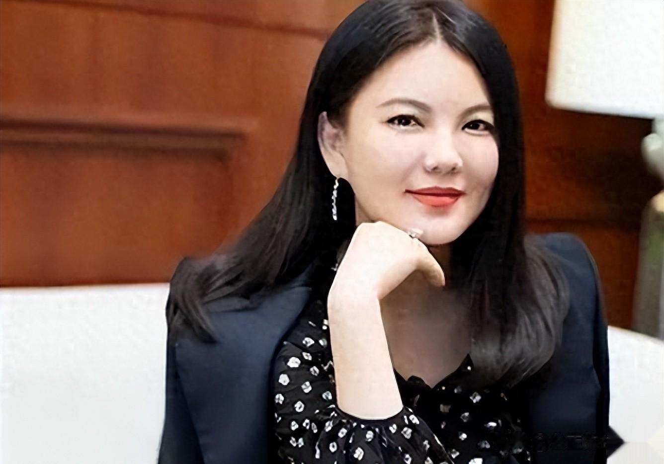 李湘风波再发酵！家境被扒底朝天，父母身份曝光，原来何炅没说错