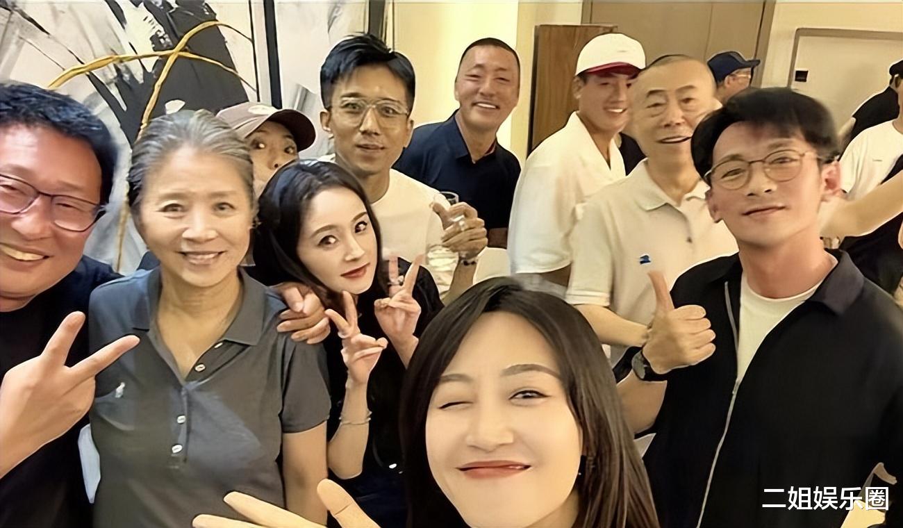 《生万物》庆功宴:迟蓬林永健靠边,杨幂紧挨资方,C位让人意外