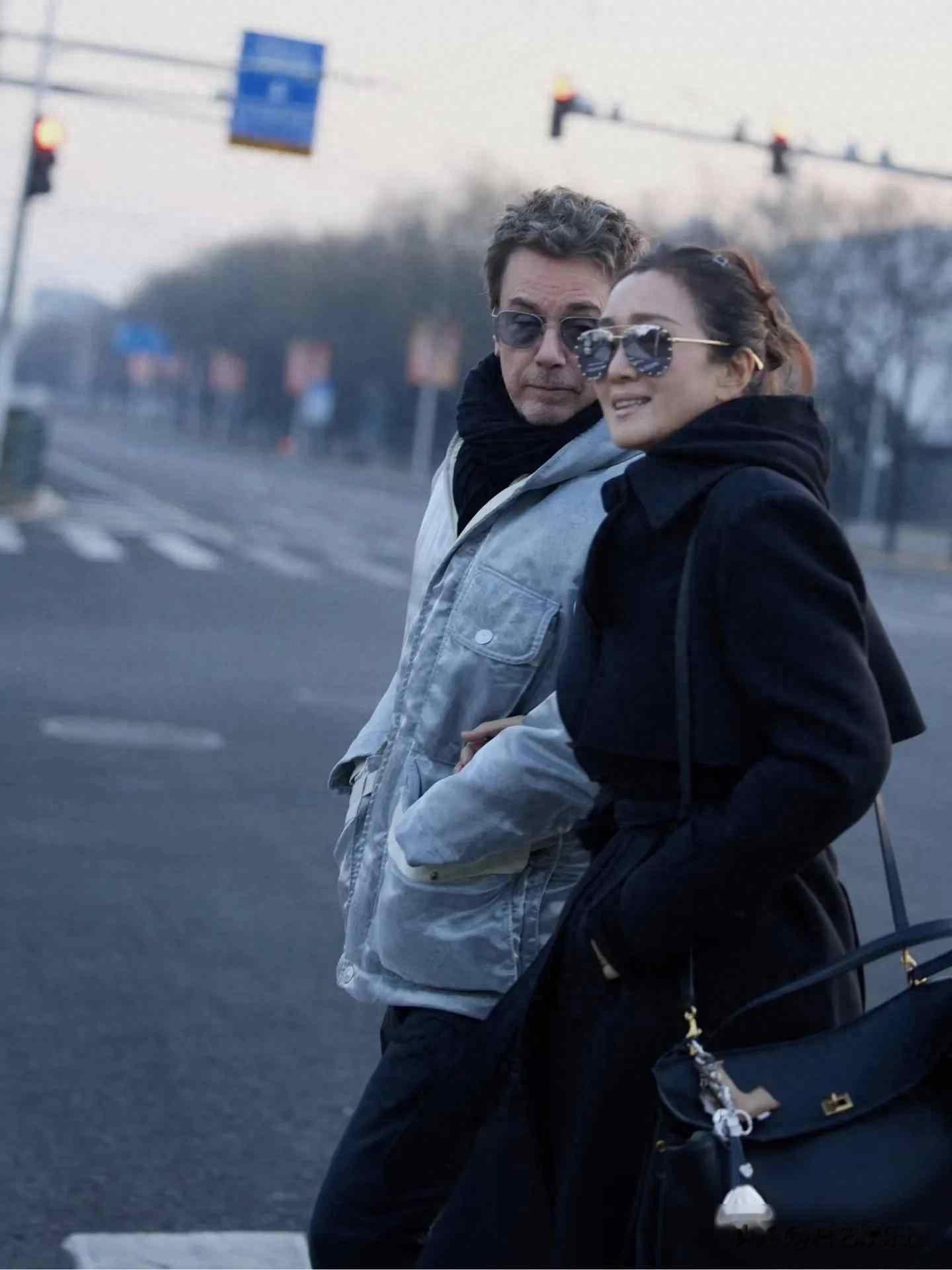 巩俐挽着老外丈夫逛北京，路人拍下后全网疯传，这画面太真实了