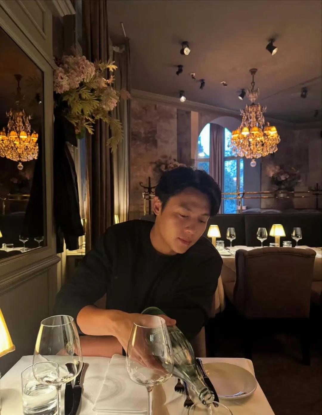 泰星Kim和老公Mark去德国旅行，去墓地看了爸爸，也见了那边家人