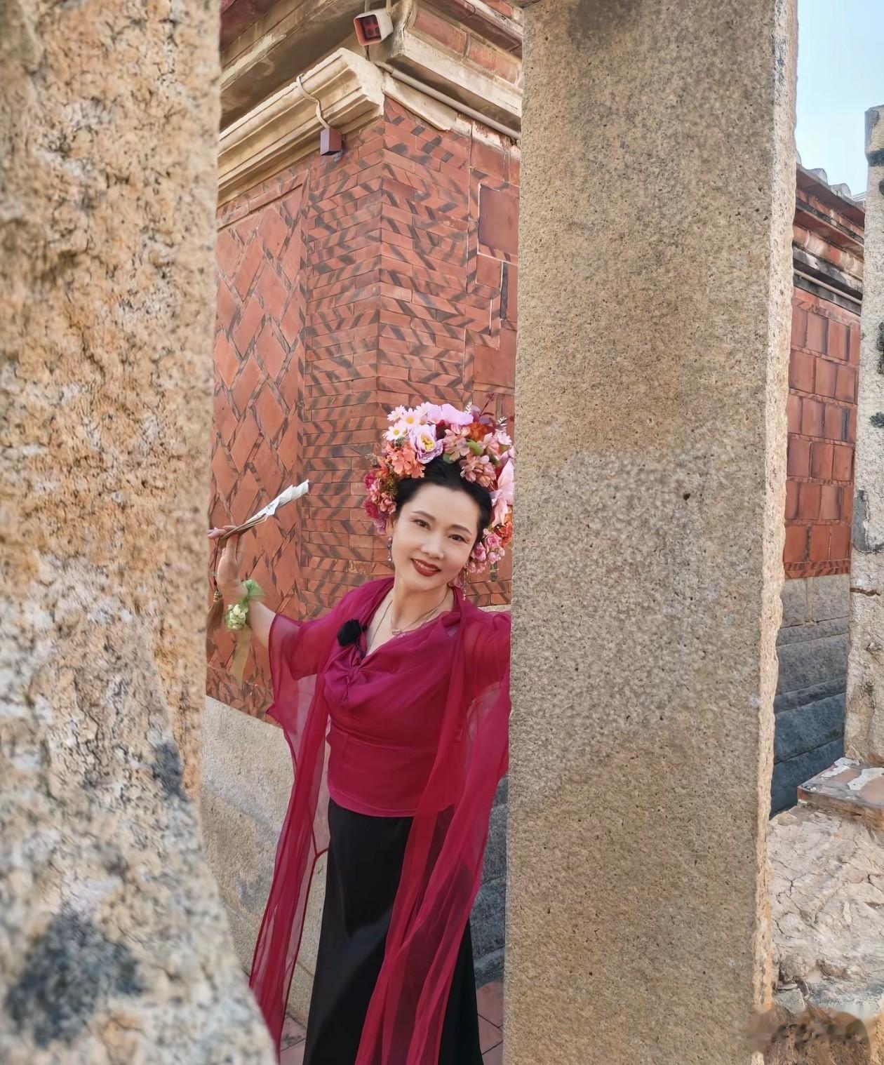 62岁何赛飞最新穿搭：红上衣+半身裙，复古又时髦，状态好得像42