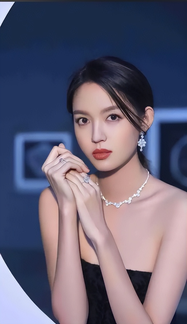 艳压奚梦瑶,拒嫁30亿豪门,怀孕6个月上春晚稳居C位:真人生赢家