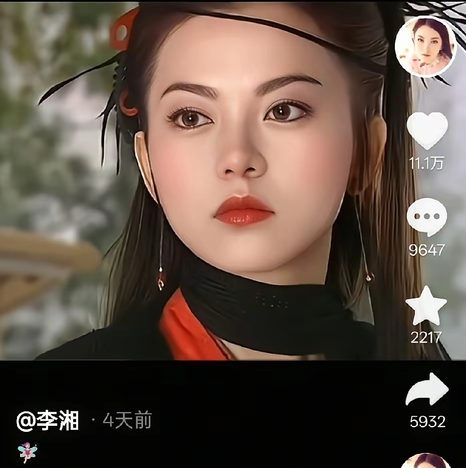 被回娘家的李湘无声炫到,客厅大得像酒店大堂,居然连掌纹都打码