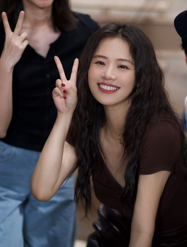 马思纯换了“中分卷发”美到认不出,酒红色T恤搭小皮裙状态真好