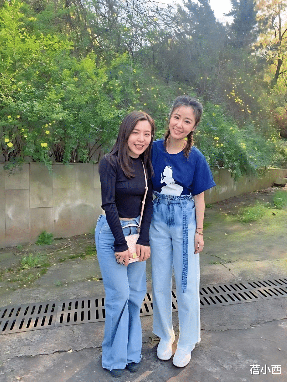 49岁“林心如”又带火了“破洞裤”，配黑色T恤+短靴，时髦又减龄