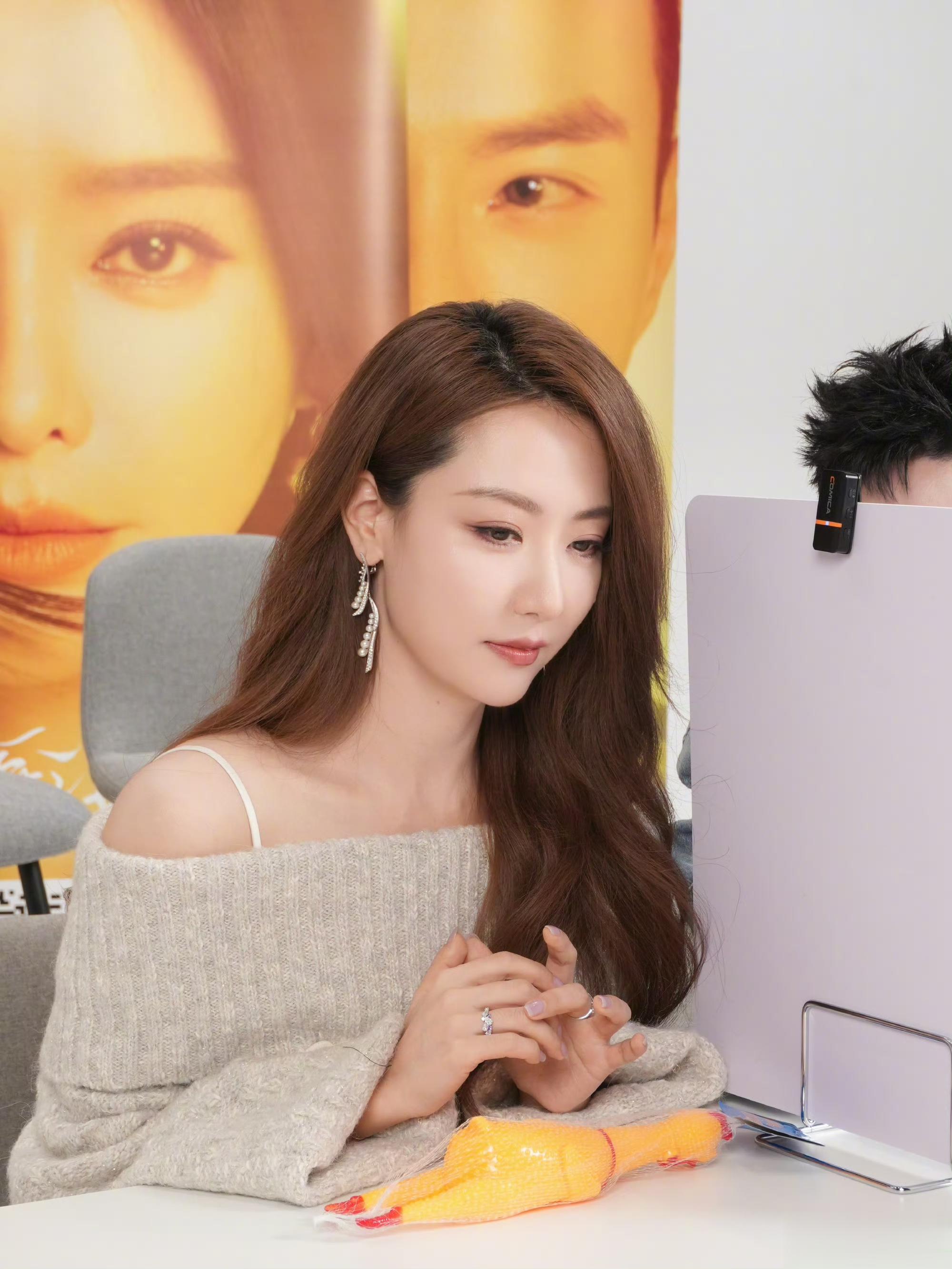 白冰的气质太有味道了，冷艳时气场全开，温柔时岁月静好