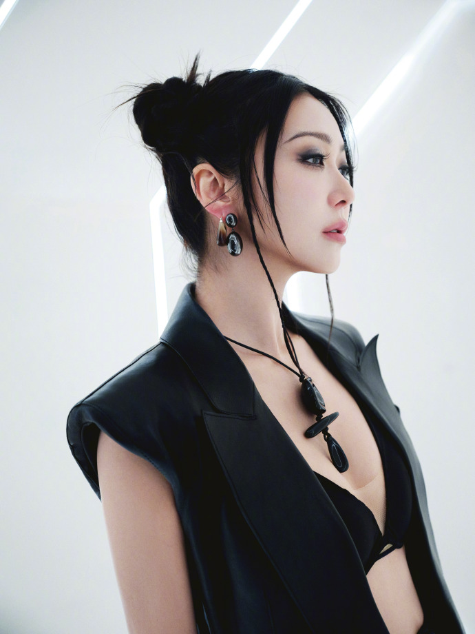 薛凯琪脚踩黑色高跟，一身皮衣穿搭又酷又性感