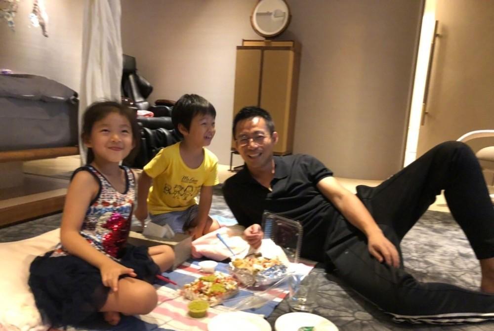 汪小菲带儿女在香港逛庙街吃牛杂!马筱梅全程陪伴,小玥儿似大S