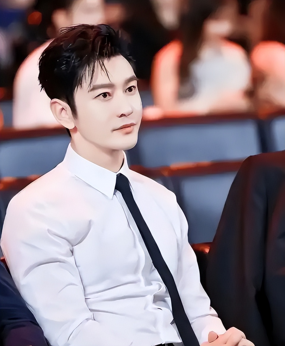 杨颖没想到，《小城大事》开播仅3天，黄晓明就走上另一条上坡路