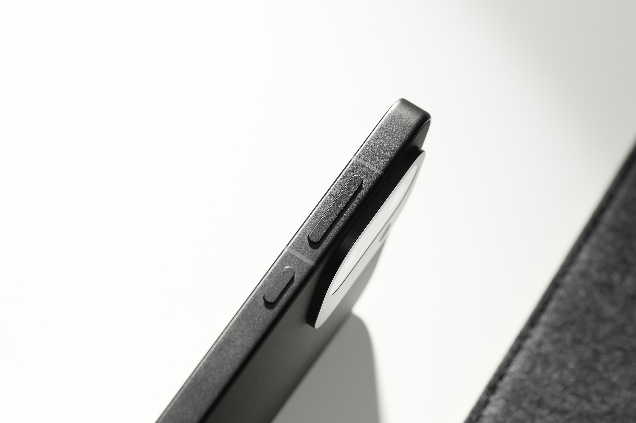 「鮮Phone畫報」一加 Ace 6T閃速黑：簡約實力派