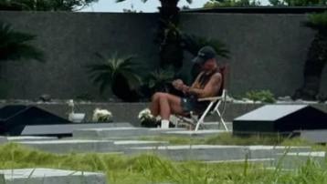 泪目！具俊晔自备椅子守着大S墓地，烈日下孤独现身 近照又黑又瘦