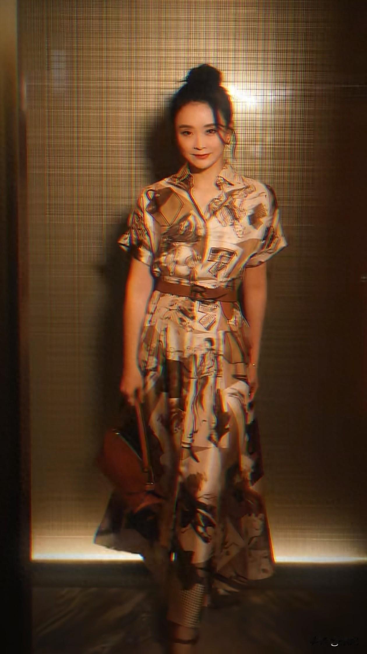 51岁王艳最新穿搭:丸子头+印花裙,优雅又减龄,状态好得像31岁