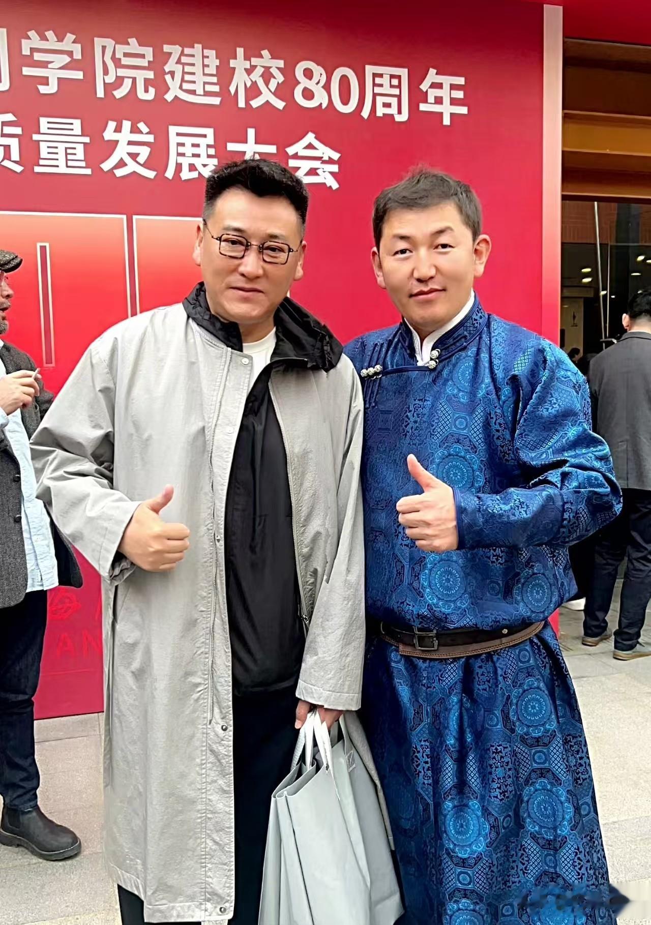 “上戏”出帅哥，3位人到中年男星回母校庆典，被称“叔圈顶流”