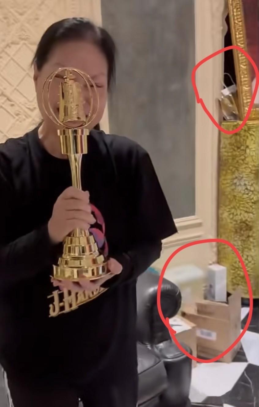 小S奖杯摆进大S遗像旁，家里乱到矿泉水瓶堆柜子，谁来当顶梁柱。