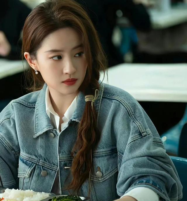 五百多天不进组,爱吃火锅和烤肉,刘亦菲活成内娱羡慕的样子