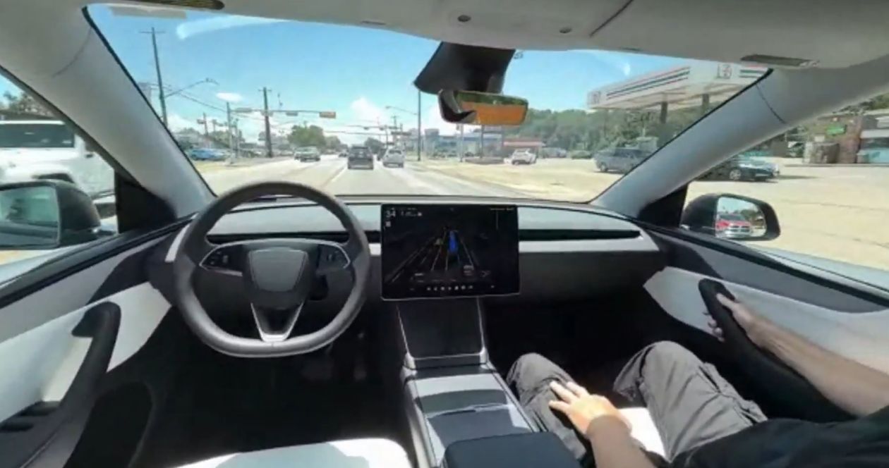 首批体验反馈出炉！特斯拉自动驾驶出租车服务褒贬不一