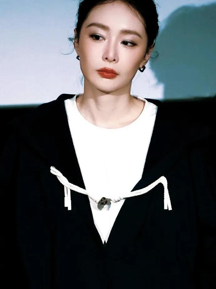 高叶越来越时髦！穿黑色V领衫+阔腿裤，洋气又高级！