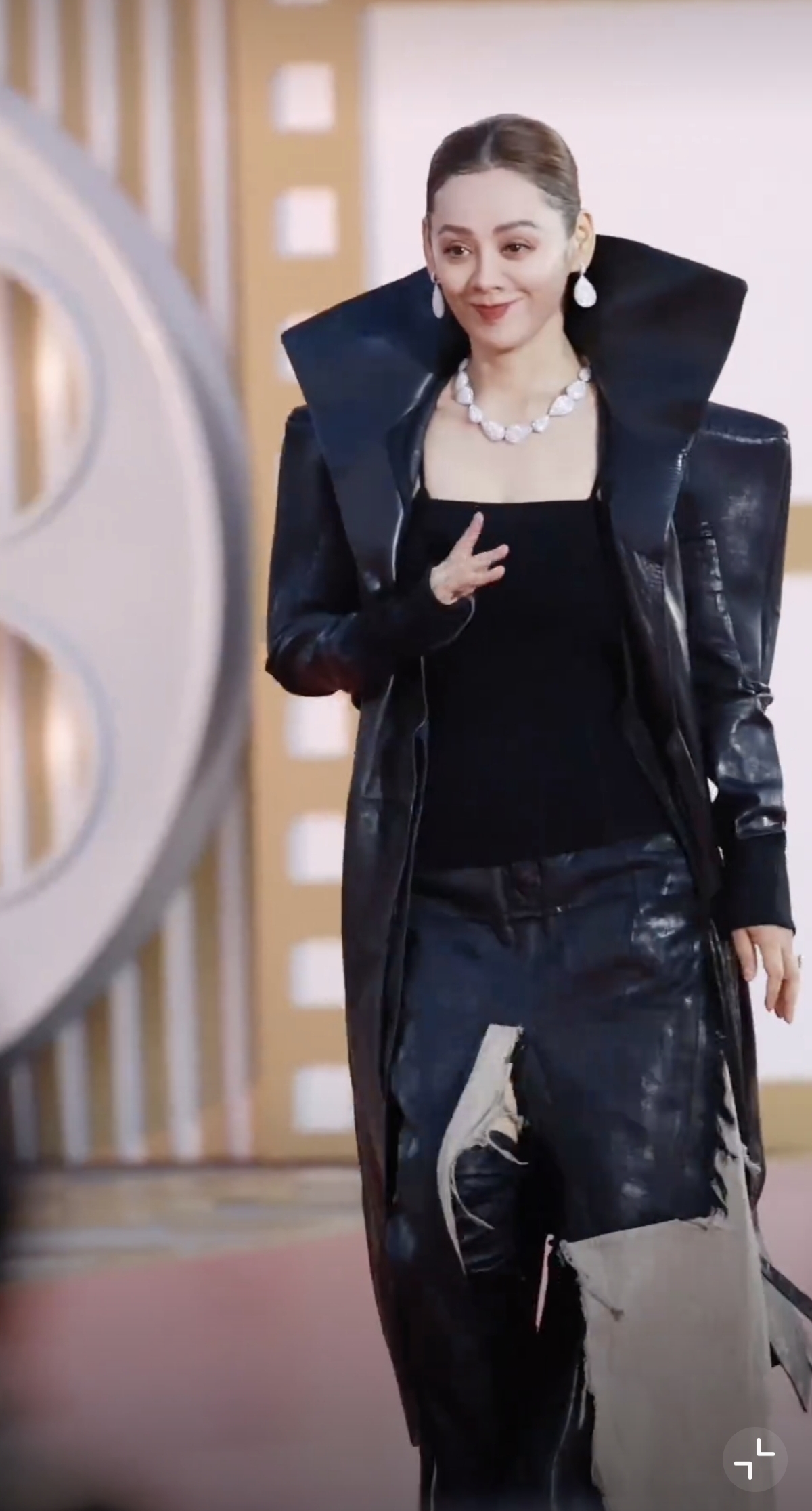 宁静鞋子好抢镜！现身金鸡奖红毯，黑色长皮衣搭配长靴又美又飒