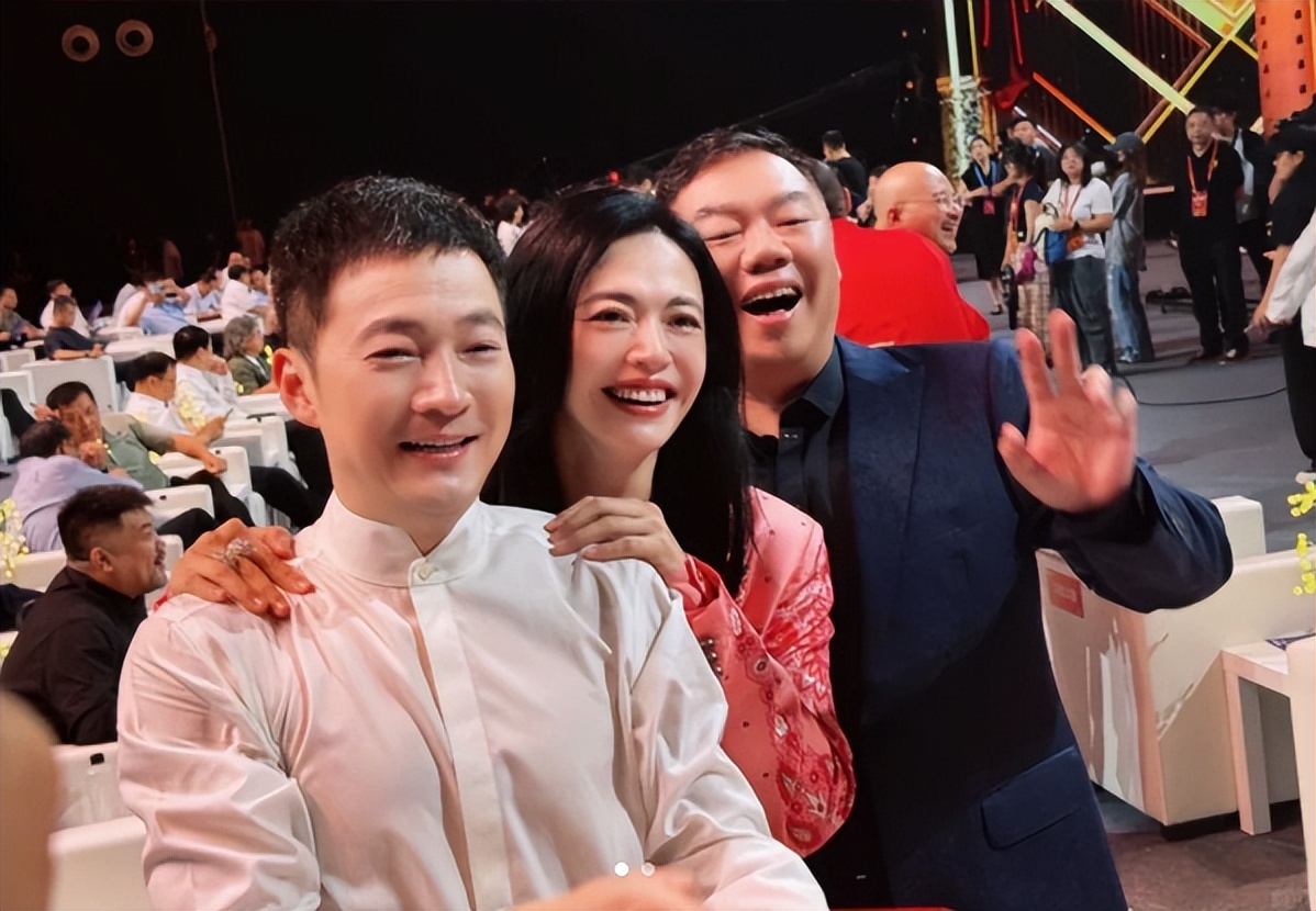 姚晨堆雪人怀念爱宠！12岁儿子大嘴超像妈妈，豪宅中放满流浪猫窝